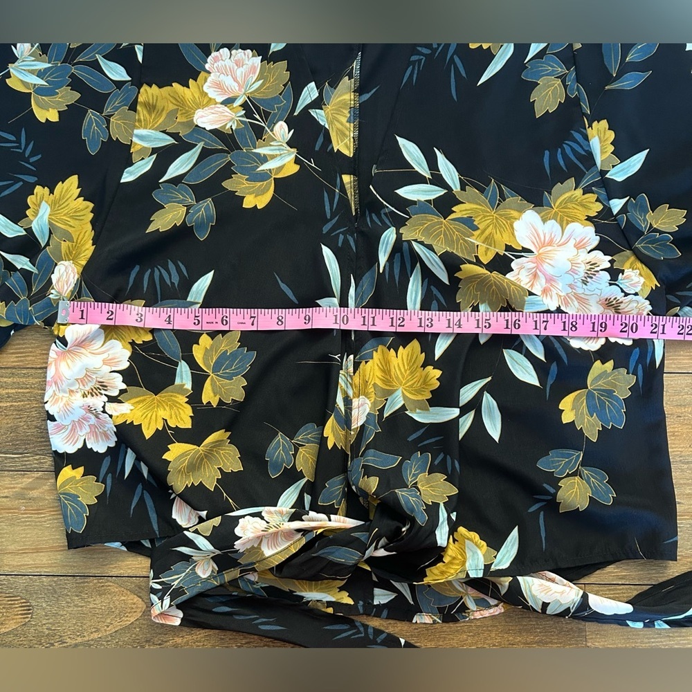 Aakaa Black Greens and Blush Pinks Floral Tie-Front Kimono style Silky Top - Picture 11 of 12